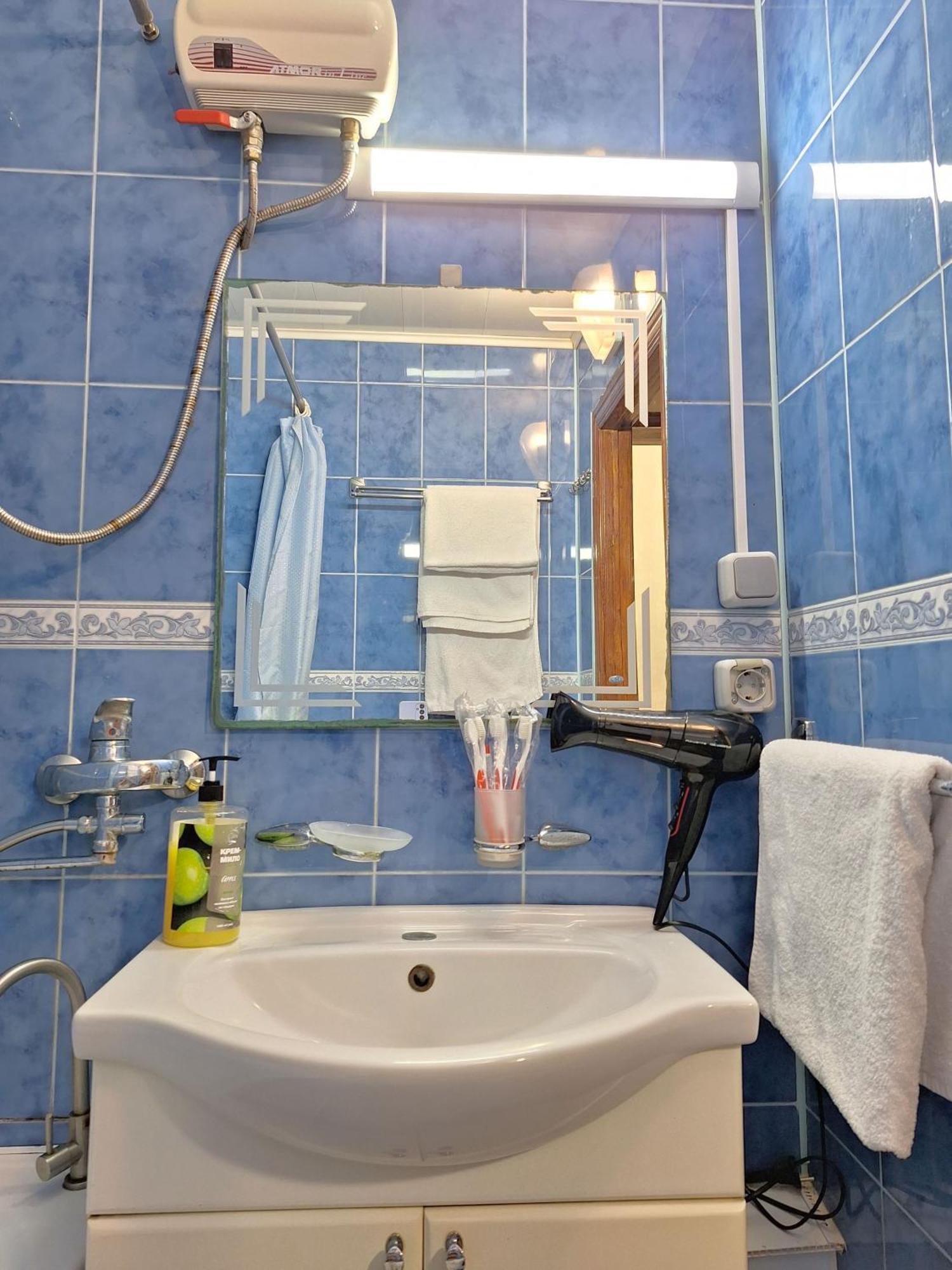 4 Ліжка З Балконом Документи Для Відряджень Мережа Alex Apartments Безконтатне Заселення 24-7 波尔塔瓦 外观 照片